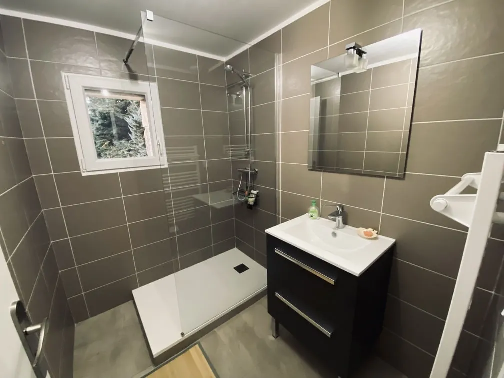 Salle de bain, Salle de bain avec douche spacieuse